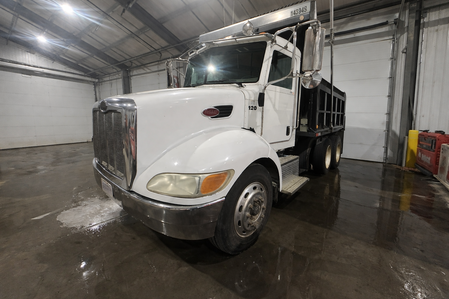 2005 PETERBILT 335 - Image 5